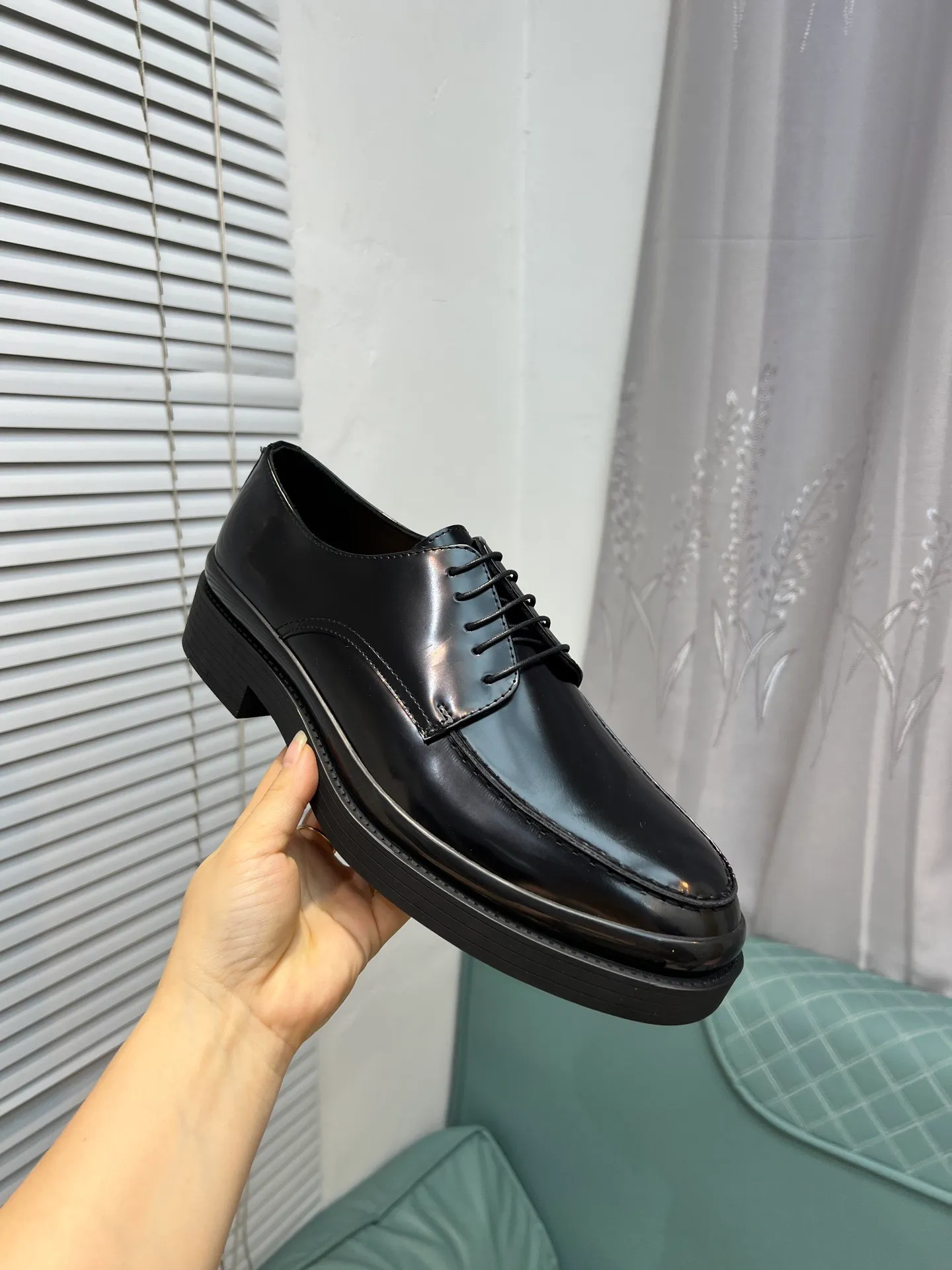 Men's clothing and shoes 💰860 Prada/Prada's new glossy leather loafers are made of open-edge beaded uppers imported from Italy, slip-on loafers style, large piece splicing design, durable and non-deforming, heavy-duty construction, exquisite mark stitching, same material ribbon decoration, blending classic and modern styles, lining with dyed calfskin, standard PRADA logo cowhide feet, original ultra-light matte texture and embossed leather outsole, light and not tired, excellent shock absorption effect, full foot comfort! Size: 39-44 (customized at 38.45)